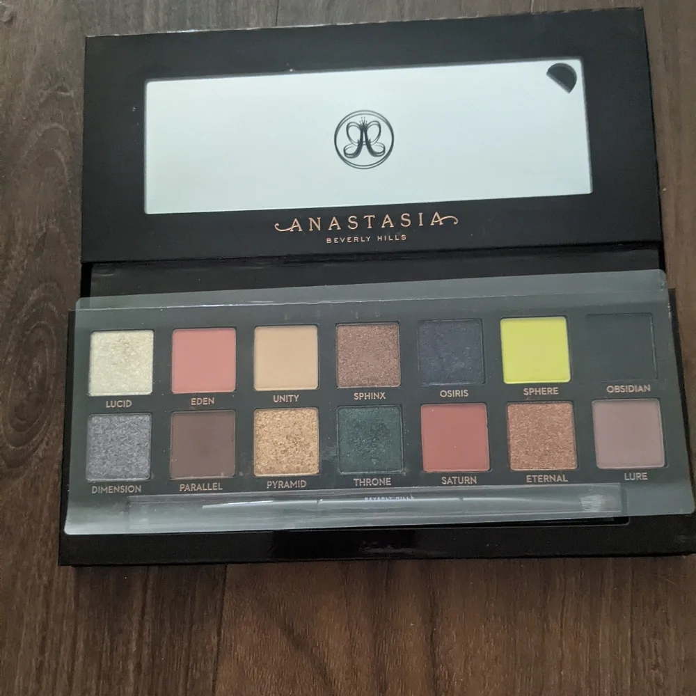 Anastasia Beverly Hills - Prism Eyeshadow Palette | 14-Pan .7g (.02oz each)